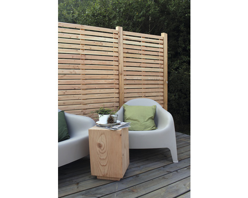 Sichtschutzzaun aus Holz mit Gartenmöbeln auf einer Holzterrasse