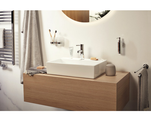 Helles Badezimmer mit Waschtischunterschrank, Waschbecken, Armatur und Accessoires