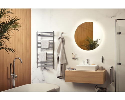 Salle de bain moderne avec baignoire, lavabo, miroir et radiateur