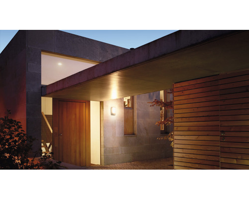 Vue extérieure d''une maison moderne avec porte et applique murale.