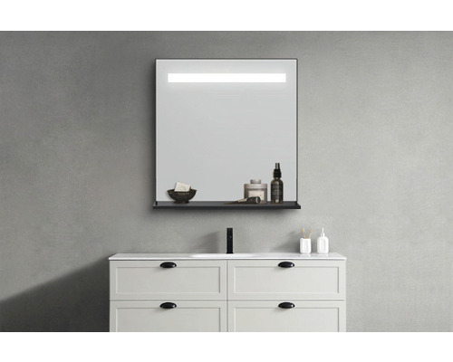 Badezimmer mit beleuchtetem Spiegel, Waschtisch und Armatur