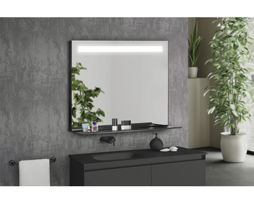 Salle de bain moderne avec miroir lumineux, meuble-lavabo et porte-serviettes