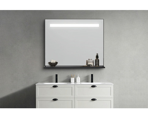 Salle de bain avec meuble sous-lavabo, miroir et éclairage