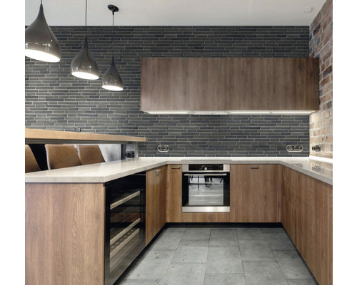 Cuisine moderne avec armoires en bois, four, casier à vin et mur en pierre