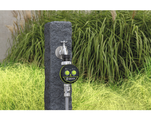 Geka Bewässerungscomputer an einem Wasserhahn im Garten