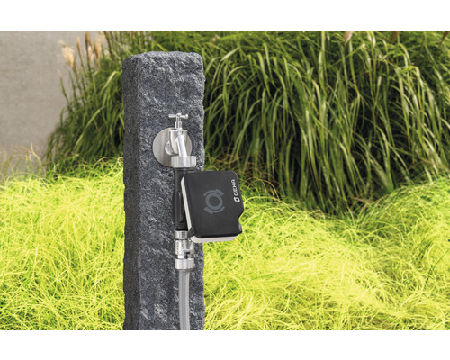 Wasserhahn mit Bewässerungscomputer von Geka im Garten
