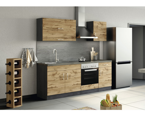 Küchenzeile mit Spüle, Herd, Kühlschrank, Dunstabzugshaube und Weinregal