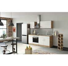 Küche mit Küchenmöbeln, Kühlschrank, Weinflaschenregal, Spüle, Herd und Dunstabzugshaube