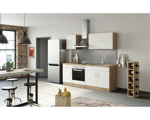 Küche mit Küchenmöbeln, Kühlschrank, Weinflaschenregal, Spüle, Herd und Dunstabzugshaube