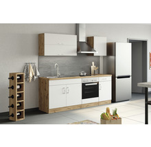 Küchenzeile mit Spüle, Herd, Dunstabzugshaube, Hängeschränken, Kühlschrank und Weinregal in hellem und freundlichem Design