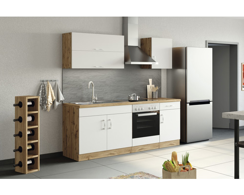 Küchenzeile mit Spüle, Herd, Dunstabzugshaube, Hängeschränken, Kühlschrank und Weinregal in hellem und freundlichem Design