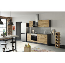 Cuisine moderne avec kitchenette, réfrigérateur, table à manger et tabourets de bar