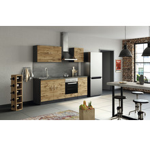 Cuisine lumineuse avec kitchenette, hotte aspirante, réfrigérateur, table à manger et casier à vin