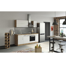 Cuisine moderne avec kitchenette, hotte aspirante, réfrigérateur, table à manger et casier à vin dans une pièce lumineuse.
