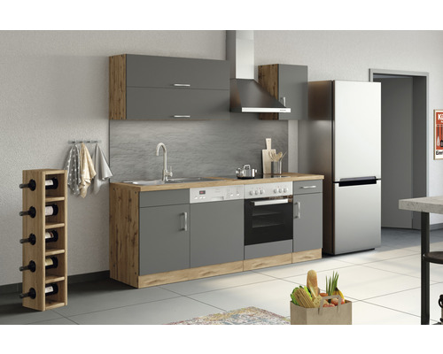 Komplette Küche mit Hängeschränken, Spüle, Herd, Dunstabzugshaube und Kühlschrank.