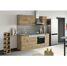 Komplette Küche mit Spüle, Herd, Backofen, Geschirrspüler, Kühlschrank, Dunstabzugshaube, Hängeschränken und Weinregal