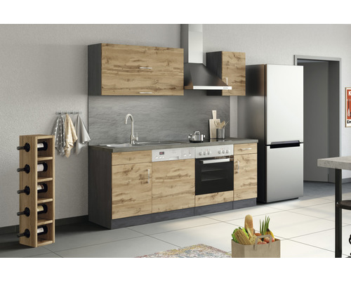 Küchenzeile mit Spüle, Herd, Dunstabzugshaube, Hängeschränken, Kühlschrank und Weinregal in einem hellen Raum.