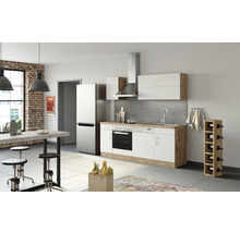 Cuisine claire avec kitchenette, réfrigérateur, hotte aspirante, table à manger et tabourets de bar.