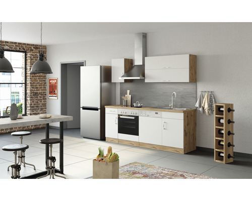 Helle Küche mit Küchenzeile, Kühlschrank, Dunstabzugshaube, Esstisch und Barhockern.