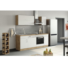 Cuisine équipée lumineuse avec façades blanches, décor bois, évier, lave-vaisselle, cuisinière, four, hotte aspirante et réfrigérateur ainsi qu''un casier à vin.