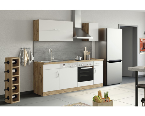 Helle Einbauküche mit weißen Fronten, Holzdekor, Spüle, Geschirrspüler, Herd, Ofen, Dunstabzugshaube und Kühlschrank sowie Weinregal.