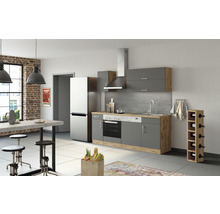 Helle Küche mit Küchenzeile, Kühlschrank, Esstisch und Weinflaschenregal
