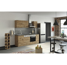 Cuisine lumineuse avec kitchenette, évier, appareils électriques, hotte aspirante et casier à vin.