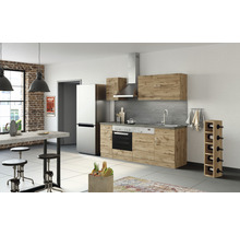Cuisine claire avec kitchenette aspect bois, évier, cuisinière, hotte aspirante, réfrigérateur, table et présentoir à vin.