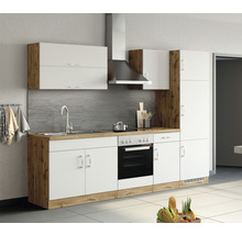 Cuisine avec évier, plaque de cuisson, four, hotte aspirante et éléments hauts en blanc et aspect bois