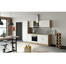 Cuisine lumineuse avec kitchenette, hotte aspirante, casier à bouteilles, table à manger et tabourets de bar
