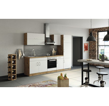 Cuisine moderne avec façades blanches, plan de travail aspect bois et appareils en acier inoxydable dans une pièce lumineuse.