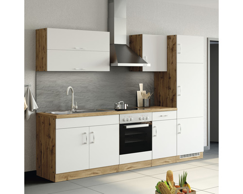 Küchenzeile mit Spüle, Herd, Dunstabzugshaube und Schränken