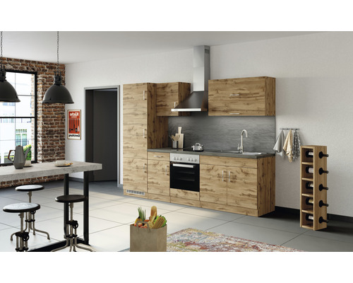 Komplette Küche mit Hängeschränken, Spüle, Herd, Dunstabzugshaube, Hochschrank und Weinständer in einer modernen Wohnung.