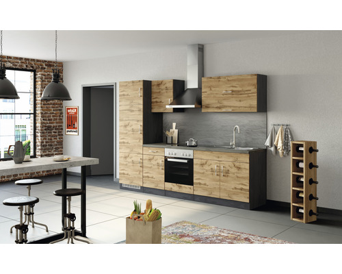 Küchenzeile mit Hängeschränken, Spüle, Herd, Backofen und Weinflaschenregal in einem hellen Raum