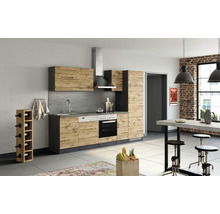 Cuisine moderne avec façades en bois, évier, cuisinière, hotte aspirante et casier à bouteilles