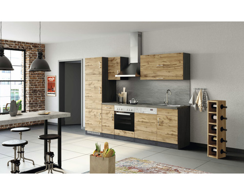 Moderne Küche mit Einbauschränken und Geräten in einem hellen, geräumigen Raum.