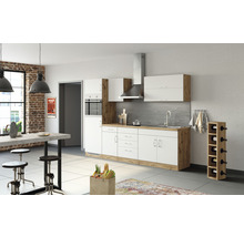 Cuisine moderne avec armoires blanches et éléments en bois, table à manger et tabourets de bar