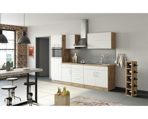 Moderne Küche mit weißen Schränken und Holzelementen, Esstisch und Barhockern