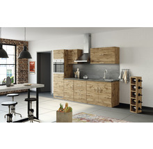 Cuisine moderne avec kitchenette, hotte aspirante, armoires murales et coin repas