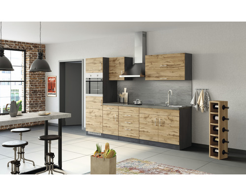 Moderne Küche mit Küchenschränken, Dunstabzugshaube und Esstisch.