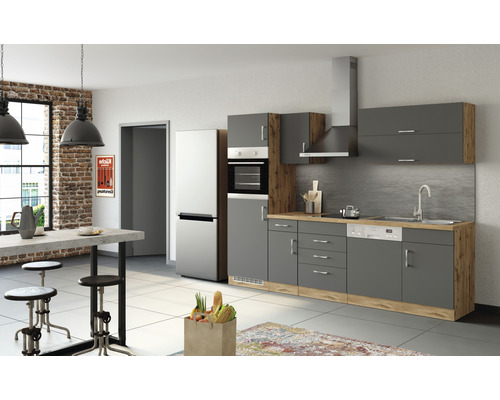 Moderne Küche mit Einbauschränken, Spüle, Dunstabzugshaube und Kühlschrank