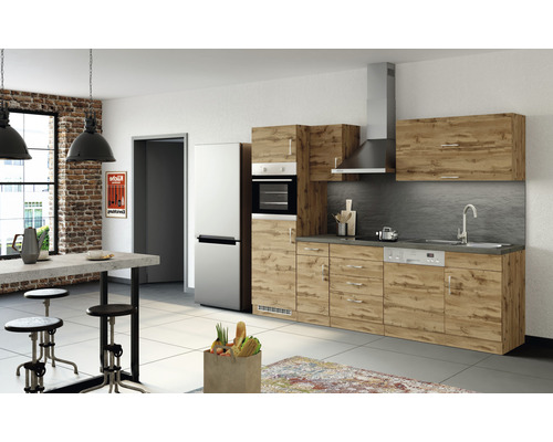 Moderne Küche mit Küchenzeile, Spüle, Herd, Dunstabzugshaube, Küchenschränken und Kühlschrank.