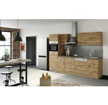Cuisine moderne avec armoires de cuisine, évier, cuisinière, hotte aspirante, réfrigérateur et table à manger