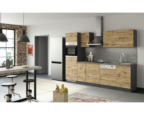 Moderne Küche mit Einbauschränken, Kühlschrank, Esstisch und Stühlen