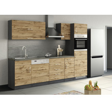 Cuisine complète avec éléments hauts et bas, évier, lave-vaisselle, cuisinière, hotte aspirante et réfrigérateur aspect bois clair.