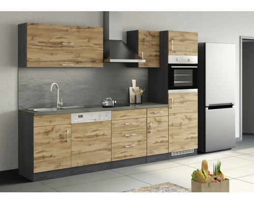 Komplette Küche mit Ober- und Unterschränken, Spüle, Geschirrspüler, Herd, Dunstabzugshaube und Kühlschrank in heller Holzoptik.