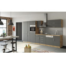 Moderne Küche mit grauen Schränken und Holzelementen
