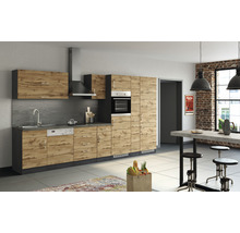 Helle Küche mit Holzstruktur, Spüle, Geschirrspüler und Backofen