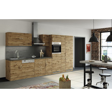 Cuisine claire avec kitchenette en aspect bois, hotte aspirante et évier