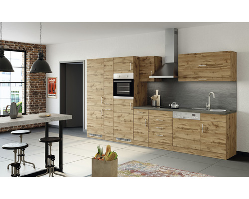 Moderne Küche mit Holzfronten, Arbeitsplatte, Spüle und Geräten